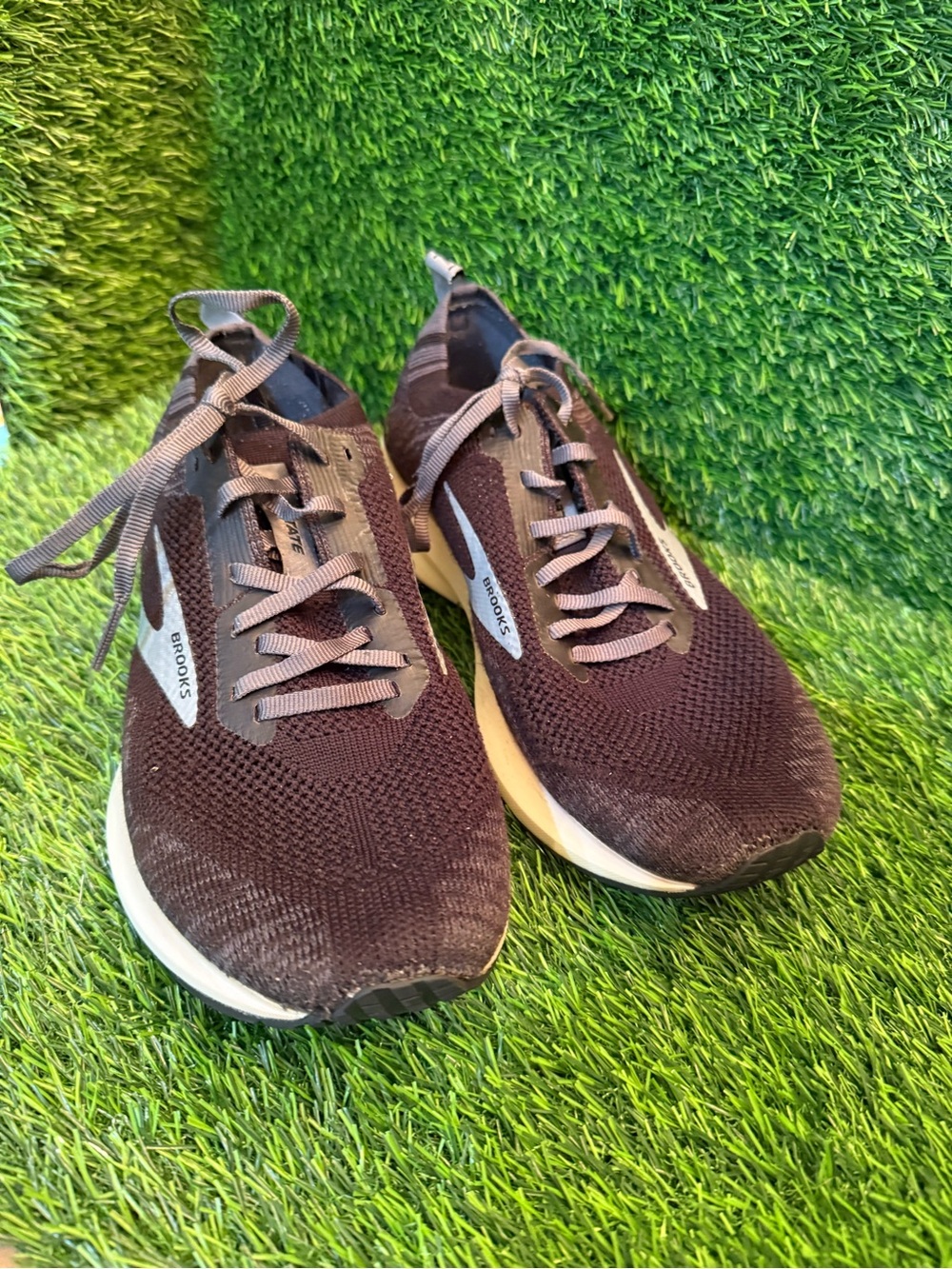 Brooks women’s Levitate 4 black/grey mesh running shoe size 8.5